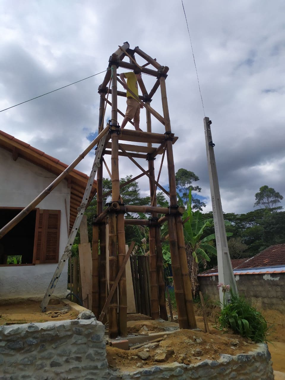 Essa torre de bambu foi construída com o apoio da APC e fica na Associação Portal sem Porteiras