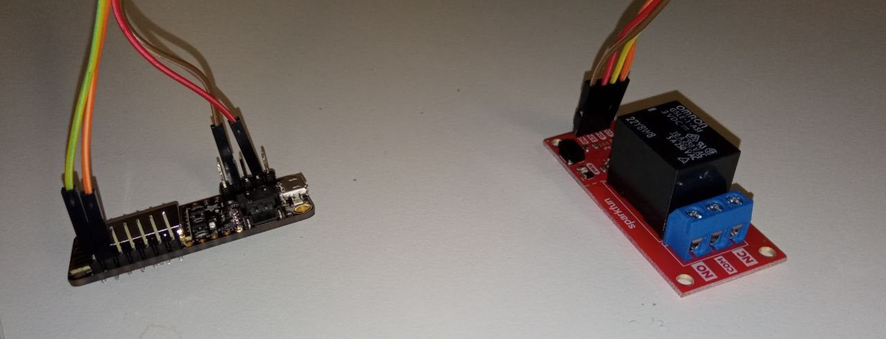 O ESP8266 e o relé conectados pelos 4 fios